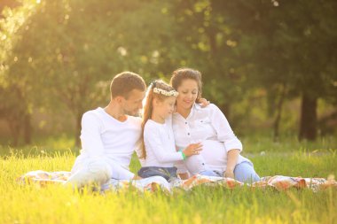 aile portresi, hamile anne, mutlu baba ve kızı üzerine bir
