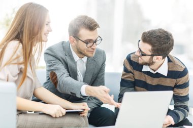 şirket ve yeni sözleşme ve doğru bilgilerle laptop perde bakmak açısından tartışmaya müşteri yöneticileri.