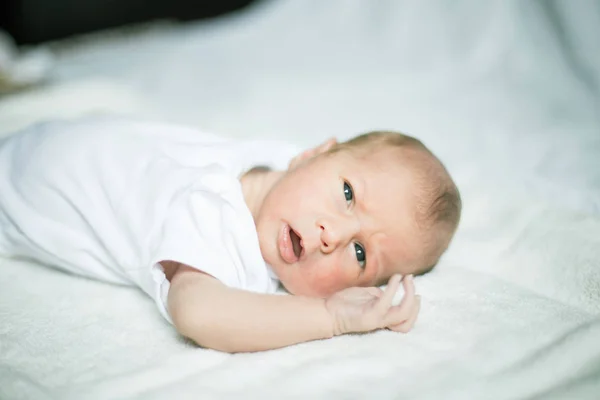 Pasgeboren baby wakker in de wieg — Stockfoto