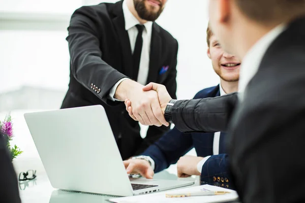 Handshake Manager und Kunde nach Besprechung des Finanzvertrages am Arbeitsplatz — Stockfoto