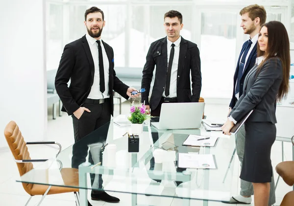 Business-Team vor dem Meeting am Schreibtisch — Stockfoto