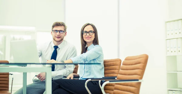 Personal experimentado de la empresa discutir los problemas actuales en el escritorio — Foto de Stock