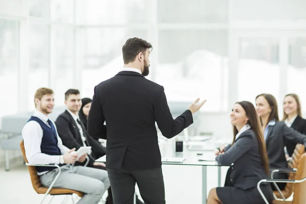 CEO speaks at the workshop business team in a modern office — Stock Photo, Image