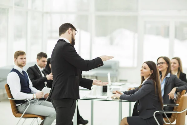 Seniorchef des Unternehmens hält Arbeitstreffen mit Geschäftsteam in modernem Büro ab — Stockfoto