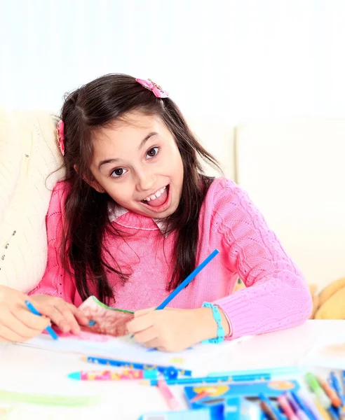 Beautiful girl draws with crayons and markers — Stock Photo, Image