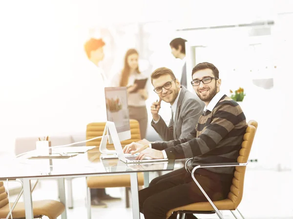 Professional business team working on a presentation of a new advertising project. — Stock Photo, Image