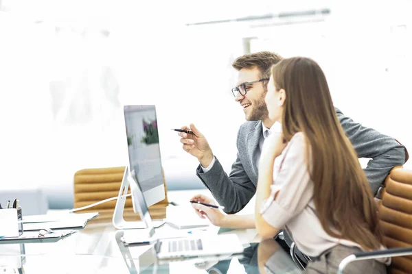 Manager und Buchhalter sitzen zusammen und diskutieren Finanztabellen mit den Gewinnen und Ausgaben des Unternehmens — Stockfoto