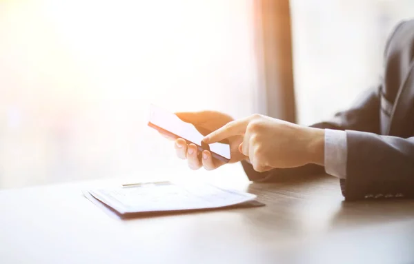 Nahaufnahme eines Mannes mit Handy im Büro — Stockfoto