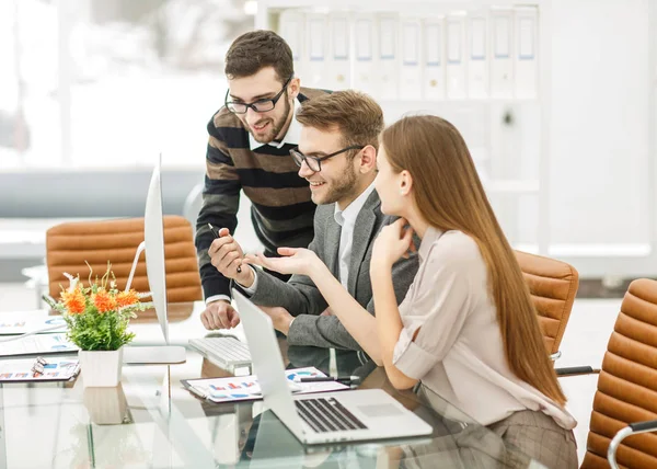 Team di lavoro professionale sta sviluppando un nuovo progetto, seduto dietro una scrivania in un ufficio moderno . — Foto Stock