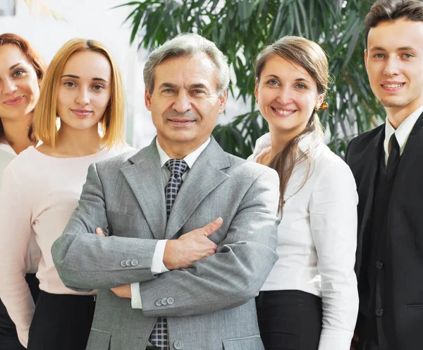 Equipe de negócios bem sucedida no fundo do escritório brilhante, moderno — Fotografia de Stock