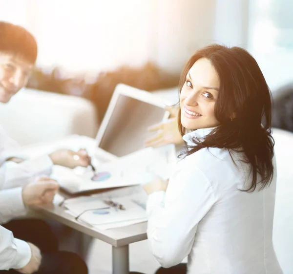 Business-team arbetar tillsammans uppnå bättre resultat — Stockfoto