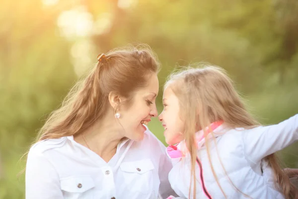 Loving mother and little daughter relaxing in the Park — Stock Photo, Image