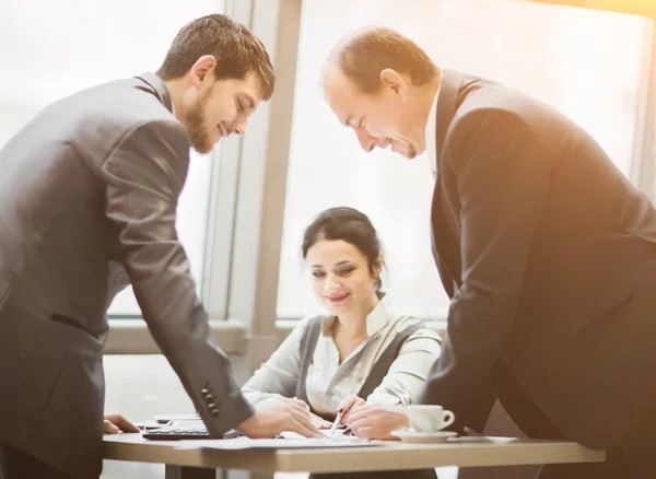 Geschäftsteam arbeitet zusammen und erzielt bessere Ergebnisse — Stockfoto