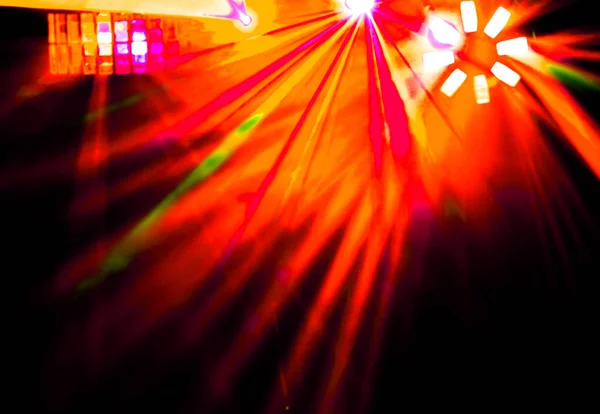 Verlichting disco met heldere stralen van zoeklicht en laser show. — Stockfoto