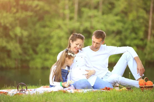 Begreppet familj lycka - gravid mor och lycklig far en — Stockfoto
