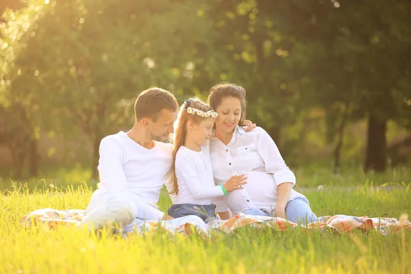 Retrato familiar, madre embarazada, feliz padre e hija en un — Foto de Stock
