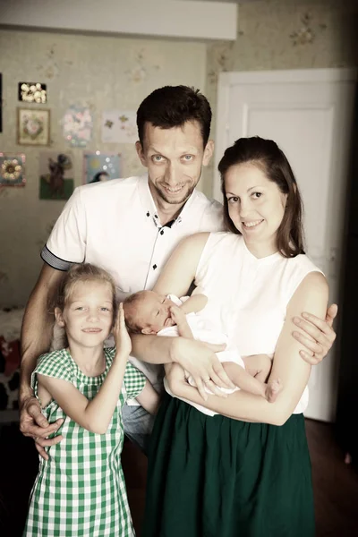 Retrato - papá, hija y mamá con un bebé recién nacido — Foto de Stock