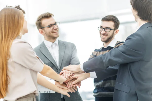 Concepto de éxito en los negocios: equipo de negocios amigable de pie en un círculo y uniendo sus manos — Foto de Stock