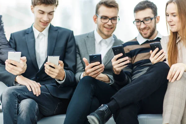 Dost canlısı iş adamları atölye başlamadan önce ofisin lobisinde selfie çekiyorlar.