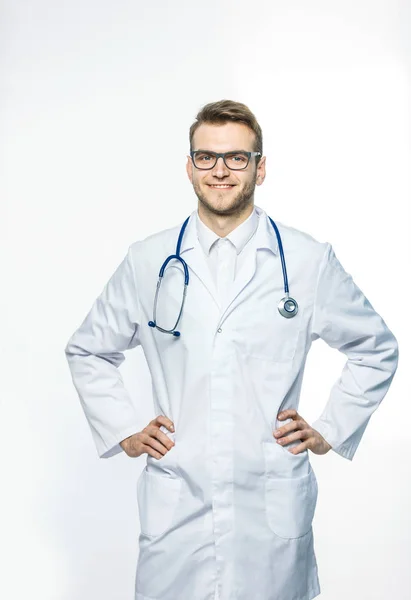 Retrato - un médico de familia con estetoscopio sobre fondo blanco — Foto de Stock