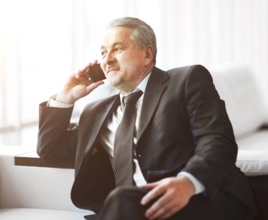 Ofiste Evet kanepede oturan işadamı