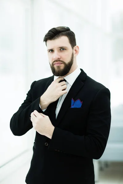 Επιτυχημένος επιχειρηματίας προσαρμογή του γραβάτα ενώ στέκεται κοντά — Φωτογραφία Αρχείου
