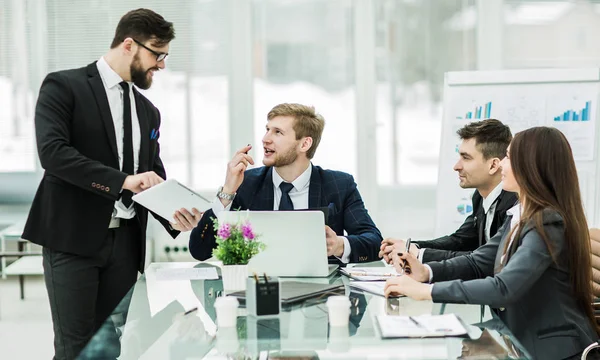 Socios comerciales discuten los beneficios antes de firmar el nuevo contrato — Foto de Stock