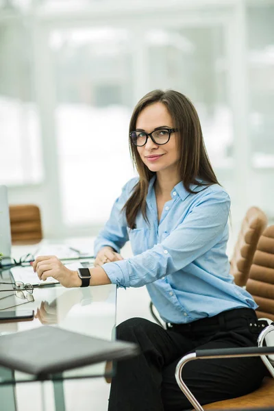Framgångsrik affärskvinna på arbetsplatsen i det moderna kontoret — Stockfoto