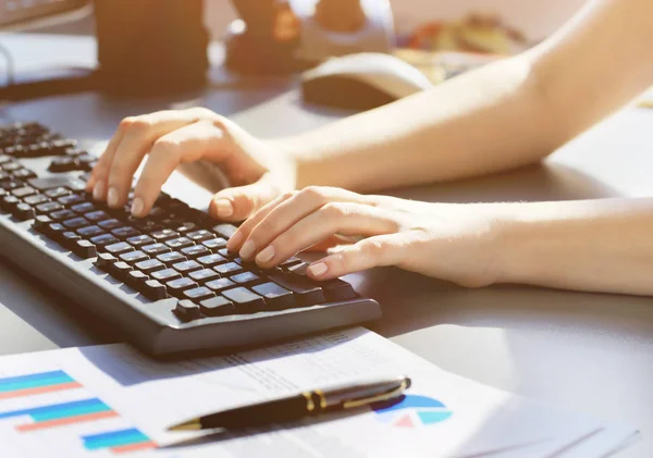 Primer plano de una aprendiz escribiendo el teclado —  Fotos de Stock