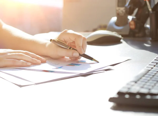 Mujer de negocios Escribir con pluma en la oficina — Foto de Stock