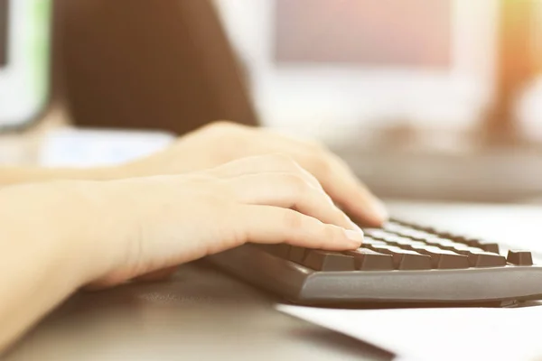 Close-up shot of female learner typing on the keyboard — Stock Photo, Image