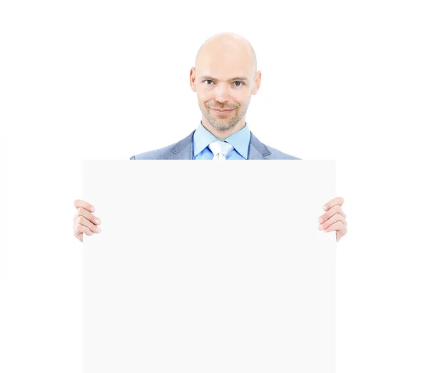 Ωραίο επιχειρηματίας κατέχει λευκό αφίσα. Απομονωμένα σε λευκό φόντο. — Φωτογραφία Αρχείου