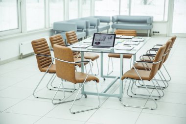 iş görüşmeleri başlamadan önce masaüstünde açık dizüstü bilgisayar ile mali harita ve kağıtları dağılın