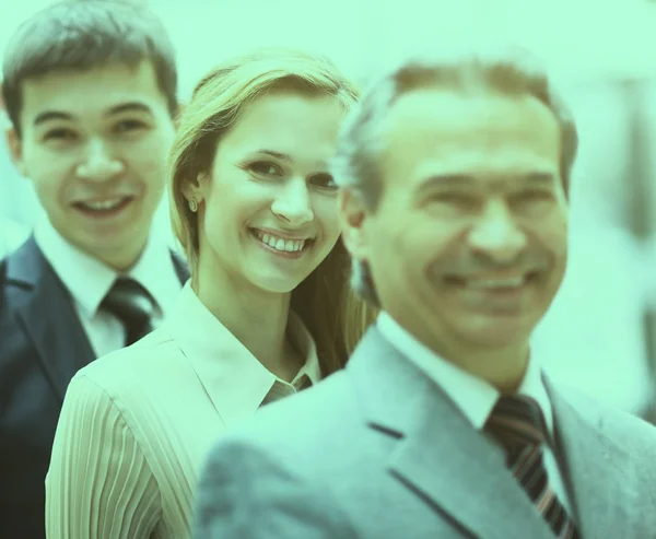 Glücklich lächelndes Business-Team steht in einer Reihe im Büro — Stockfoto