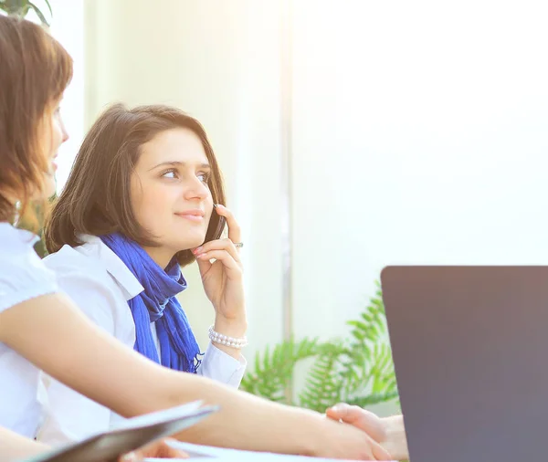 Donna d'affari di successo con colleghi che parlano al telefono — Foto Stock