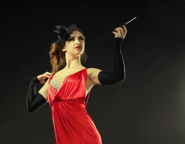 빨간 드레스를 입고 담배를 피우고 카바레에 있는 아름다운 소녀 — 스톡 사진