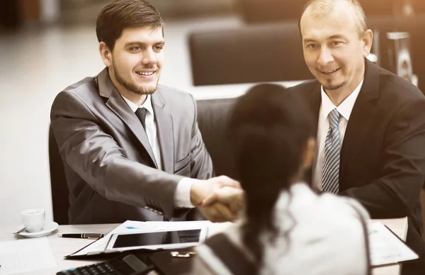 Geschäftsleute schütteln Hände, beenden ein Meeting, im Büro — Stockfoto