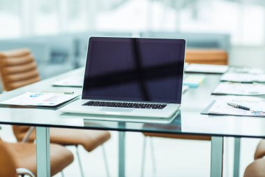 çalışma alanı açık laptop ve iş ortakları toplantısı için hazırlanan finansal belgeler ile