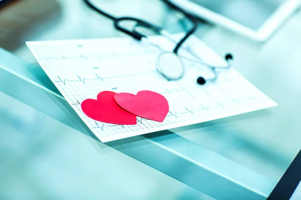 Gezondheid concept: twee rode papier hart op het elektrocardiogram, de cardioloog. — Stockfoto