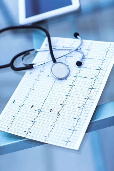 Stethoscoop en elektrocardiogram op de tafel van de therapeut — Stockfoto