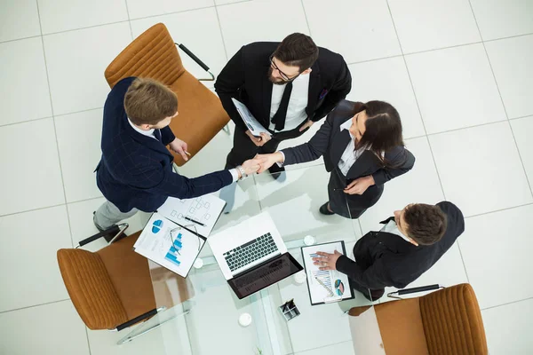 Niezawodne handshake partnerów biznesowych po dyskusji na temat kontraktu finansowego w biurze — Zdjęcie stockowe