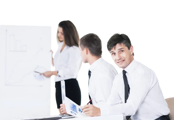 Een groep van succesvolle zakenlui. Bespreking van grafieken en graps — Stockfoto