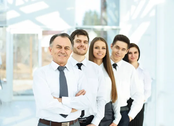 Succesvolle business team op achtergrond van lichte, moderne kantoor — Stockfoto