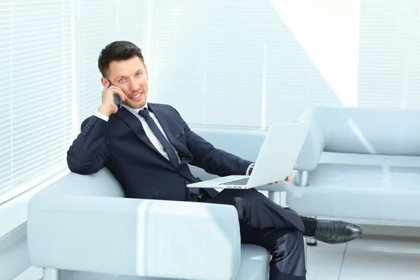 Business man talking with partners via phone and discuss the info — стоковое фото