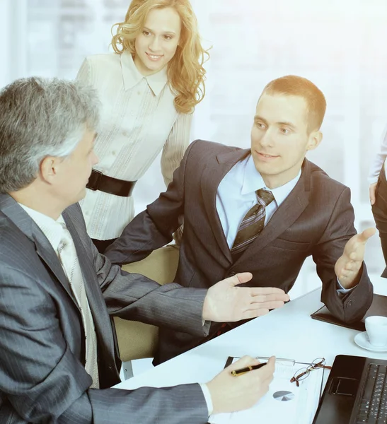 Grupo de empresários para discutir o plano de trabalho . — Fotografia de Stock