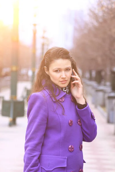 Bella ragazza che parla al telefono per strada — Foto Stock