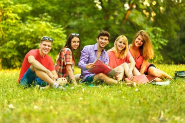 bir grup öğrenci ile bir Park güneşli bir not defterlerinde