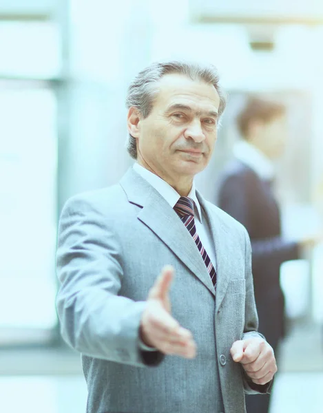 Accogliente uomo d'affari pronto a stringere la mano con mano tesa, pronto a cooperare — Foto Stock