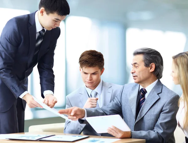 Equipe de negócios discutindo o plano de trabalho da empresa — Fotografia de Stock