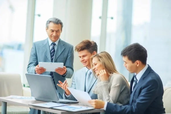 Succesvol business team bespreken van een plan van het bedrijf in het kantoor — Stockfoto